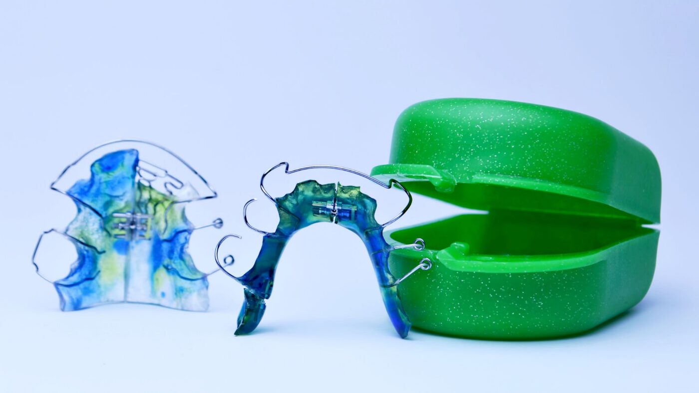 retainer and retainer case for orthodontics patients